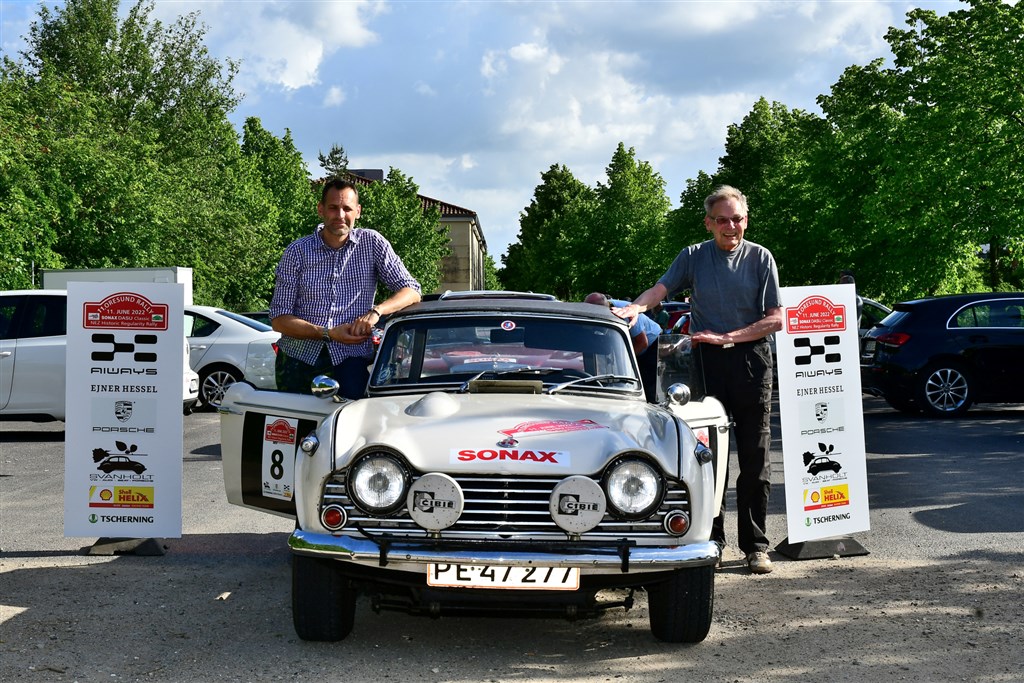 Tre gange har far og søn-mandskabet Lars Hjorth fra Dianalund og Simon Hjorth fra Middelfart vundet Oresund Rally med deres Triumph TR4A fra 1966. I år bliver det nærmest umuligt, da de kører i en klasse, hvor man ikke må benytte de mest avancerede, moderne elektroniske instrumenter.
(Foto: Intercom)